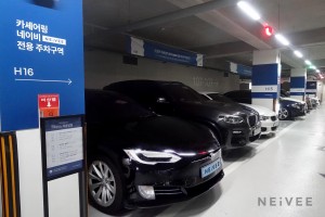 아크로리버파크 네이비 주차구역에 세워진 Tesla Model S