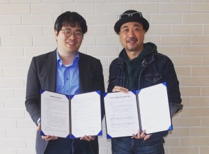 모헤닉게라지스 김태성 대표(오른쪽)와 얍체인 재단 박성재 대표가 업무협약 체결 후 기념촬영