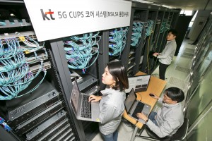 KT 직원들이 CUPS 기술이 적용된 5G 코어장비를 구축완료하고 시험하고 있다