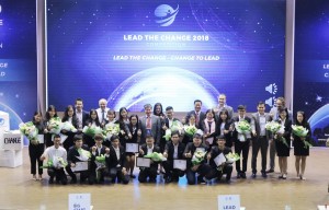 Lead the Change 2018의 우수 아이디어 5개의 팀원들과 심사위원
