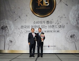 신일 오영석 부사장(오른쪽)이 2019 소비자가 뽑은 한국의 영향력 있는 브랜드 대상을 수