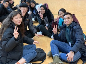 국립평창청소년수련원 체육관에서 국제청소년성취포상제 금장단계에 도전전하는 한국 청소년들과 말