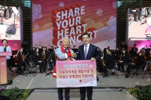 인천공항공사 정일영 사장이 왼쪽 대한적십자사 인천지사 김창남 부회장에게 기부금을 전달하며 