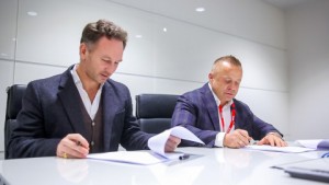 퓨투로코인이 애스턴마틴 레드불 레이싱 팀과 제휴 계약을 체결했다. (사진 좌에서 우로) 크