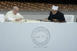 프란치스코 교황 성하와 알 아즈하르 대이맘이 세계 평화와 더불어 사는 삶을 위한 역사적인 