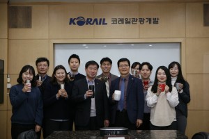 코레일관광개발 김순철 대표이사(오른쪽 5번째)와 임직원들이 플라스틱 컵 대신 개인 컵을 들