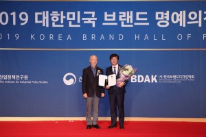 2019 대한민국 브랜드 명예의전당 시삭식에서 심사위원장 박규원 한양대 교수(왼쪽)와 
신