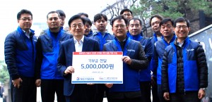 서울보증보험 강남본부가 대한사회복지회에 입양대기 아동들을 위해 500만원을 기부하고 봉사활