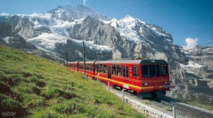 스위스 융프라우 구간을 달리고 있는 열차