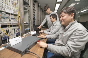 KT 직원들이 기존 UTP 케이블을 통해 5기가 UTP 상용 장비의 인터넷 속도품질을 검증
