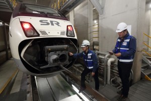 서울 수서역 SRT 정비소에서 SR 정비 직원들이 KT 5G AR 스마트안경을 이용해 열차