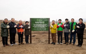 이브자리가 서울 강서 한강공원 일대에서 개최한 한강 탄소상쇄숲 조성행사에서 신용준 이브자리