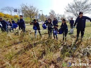 환경실천연합회가 한강잠원지구에서 진행한 나무심기 활동 현장