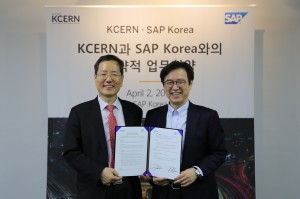 (왼쪽부터)KCERN 이민화 이사장과 SAP 코리아 이성열 대표가 MOU 체결 후 기념촬영
