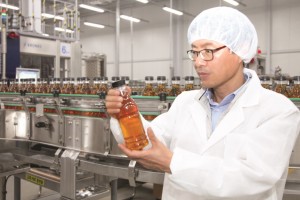 삼양패키징의 아셉틱(무균) 충전 설비에서 음료가 생산되고 있다