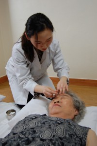 침술 시술을 받고있는 치유프로그램 참가자