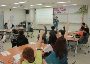 인터넷·스마트폰 치유캠프에 참가한 청소년들이 프로그램에 참여하고 있다