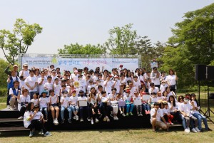 소아암 완치 기원 연날리기에 참가한 어린이와 가족들이 단체사진을 촬영하고 있다