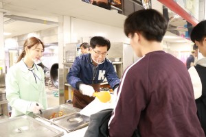 이성기 총장이 학생 식당에서 배식을 하고 있다