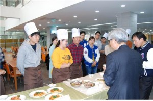 코리아텍(한국기술교육대학교)의 과거 요리경연대회에서 참가자들이 음식을 선보이고 있다