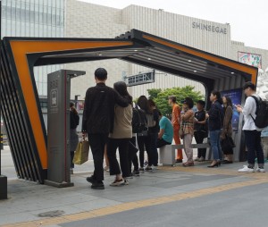 코리아텍 링크플러스사업단이 천안시와 협력하여 천안버스터미널 앞에 설치한 버스승강장