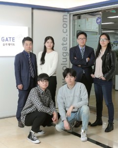 민성태 솔루게이트 대표(오른쪽 두번째)와 직원들이 기념촬영을 하고 있다