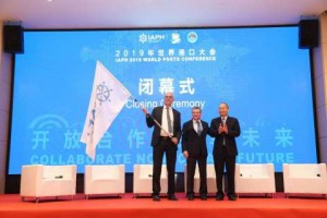 광저우항무국 첸 홍시엔 국장(오른쪽 첫번째)이 루크 아나우츠(왼쪽 첫번째)에게 국제항만협회
