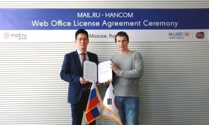 (왼쪽부터)김대기 한글과컴퓨터 COO와 이반 보이초프 메일닷알유 기업 서비스 제품 총괄이 러시아 메일닷알유 본사에서 열린 웹오피스 공급 계약 체결식에서 기념사진을 촬영하고 있다