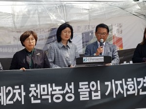 (왼쪽부터)한어총회장 김용희, 가정분과위원장 이라, 비대위원장 이재오가 천막농성 돌입 기자