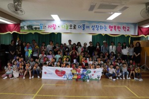 제주 하도초등학교가 해외아동 지원을 위한 코니돌 만들기 캠페인을 진행했다