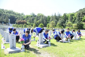 Hyosung employees cleaned up Seoul National Cemete