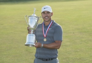 2018년 시네콕 힐스 골프 클럽에서 US 오픈 우승 트로피를 들고 있는 롤렉스 홍보대사 