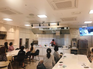 쿠킹클래스 참가자들이 면사랑 제품을 활용한 붓가케 냉우동과 가쓰오야끼소바를 배우고 있다