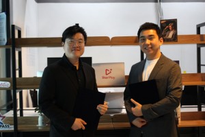 왼쪽부터 글림미디어 황재근 이사와 인큐블록 정근용 본부장이 기념촬영을 하고 있다