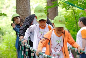 절기따라 자연따라 숲에서 놀자, 와숲! 캠프에 참가한 아동들이 숲놀이터에서 즐거운 시간을 