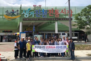 문산자유시장 상인회원들이 생거진천 전통시장 방문 후 기념촬영을 하고 있다
