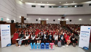 한국여성과학기술인지원센터가 개최하는 2019 WOMEN 서울 행사 참가자들이 기념촬영을 하