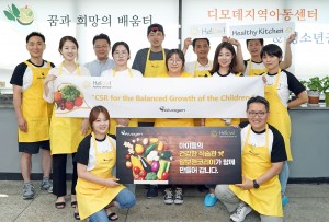 알보젠코리아 임직원들이 저소득층 아동 대상 식생활 개선활동을 실시하고 기념촬영을 하고 있다
