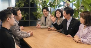 오른쪽에서 두 번째 한미글로벌 김종훈 회장이 이노스페이스에서 스타트업 CEO들과 이노토크를