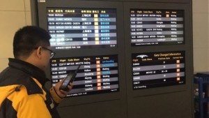 창사 황화국제공항 직원이 다중모드 첨단 무선기기에 설치된 앱을 사용하여 항공편을 확인하고 