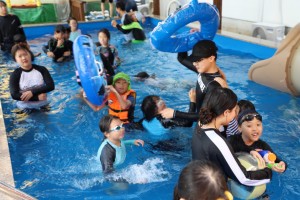 이룸마을학교 여름캠프에서 물놀이를 즐기는 어린이들