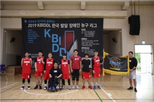 왼쪽부터 성남시 한마음복지관 에어어택 농구팀 노현진, 김석현, 노현식, 정기영 회장, 정명