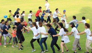 미디어과의존 가족치유캠프에 참가한 가족들이 소통과 친밀감을 형성하기 위한 프로그램에 참여하