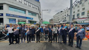 도로교통공단 서울지부 임직원들이 소상공인 이륜자동차 운전자들에게 안전 헬멧을 전달하고 기념