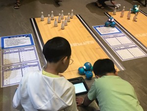2019 과학학습 교구 박람회에서 대시를 활용한 볼링 게임 워크숍에 참가한 아이들이 대시 