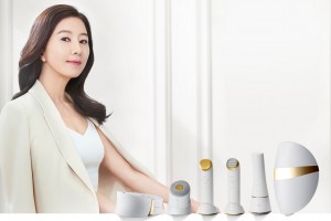 LG 프라엘 광고 모델 김희애가 LG 프라엘 6종 제품과 함께 포즈를 취하고 있다