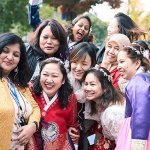 아시아 13개국에서 참가한 제2기 아젠트(AGenT) 참가자들이 함께 모여 기념촬영을 하고