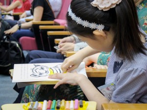 한-러 어린이 호랑이그리기대회 시상식에서 호랑이를 색칠하고 있는 어린이