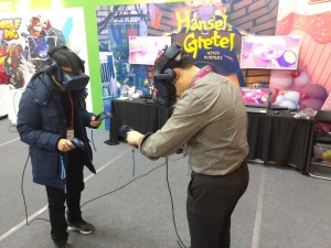 지스타에 참가한 에이디엠아이의 ‘헨젤과 그레텔’ 콘텐츠를 체험하고 있는 VR관련 해외바이어