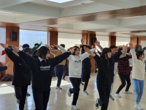 2019년 작은학교 행복더하기캠프에 참가한 청소년들이 문화예술활동 중 응원댄스 활동에 참여